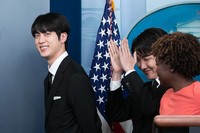 米ホワイトハウスの記者会見室を去るBTSのメンバーたち