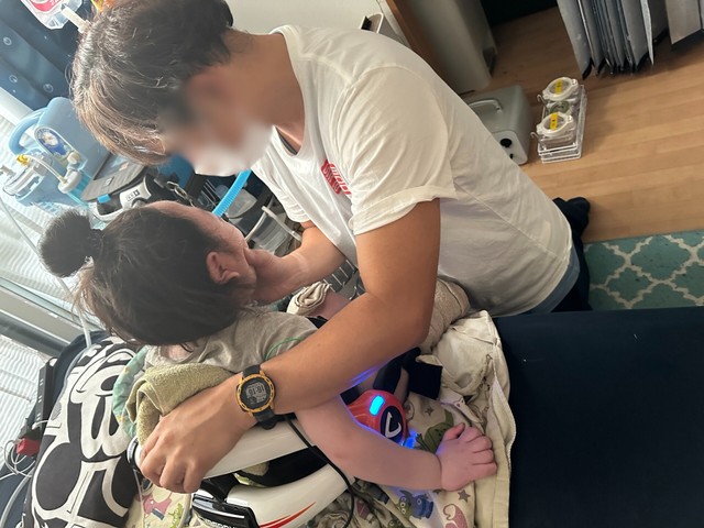 体を起こし、座位の練習中