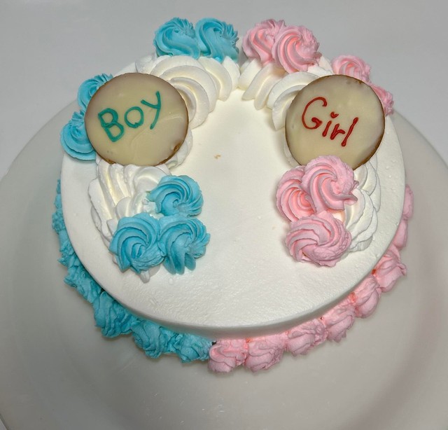 しろさんが用意したジェンダーリビールケーキ／しろさん（@i010_511）提供