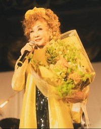 ステージで花束を手に微笑む歌手・平山みき＝東京・鶯谷のダンスホール「新世紀」（撮影・秋武裕介）