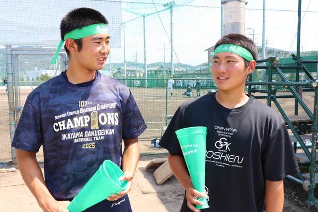 １６日の応援曲の順番を確認する竹中さん（右）と武山さん