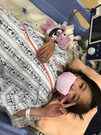 手術室に向かう前、カメラにピースする椿さん（提供画像）