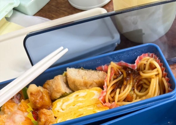 美味しそうなおかずが並ぶお弁当、しかし実は……？（提供：＠kosodate_7kidsmamaさん）