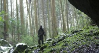 宇山洞でロケが行われた映画「脛擦りの森」の一場面（©『脛擦りの森』プロジェクト）