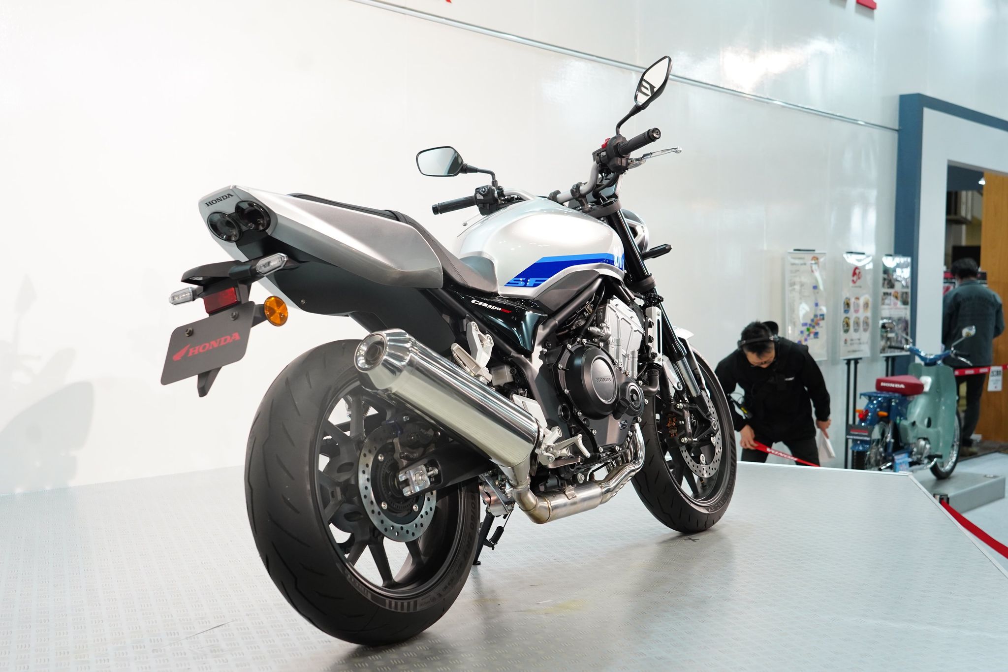 スーフォアが帰ってきた！新型CB400SFが特別展示 発売時期は「近い将来
