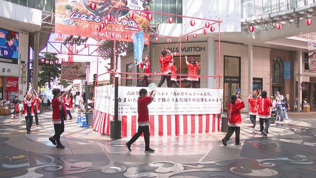 ドーム広場に設置した櫓の周りで演舞を披露　高松市丸亀町