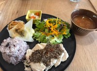 コラボメニューの一例(岡山市提供)
ぬるま湯キッチン「蒸し鶏のきのこソースプレート」