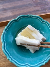 記者も再現。スライスするとさらにレバ刺し感アップ（じょろさん提供）