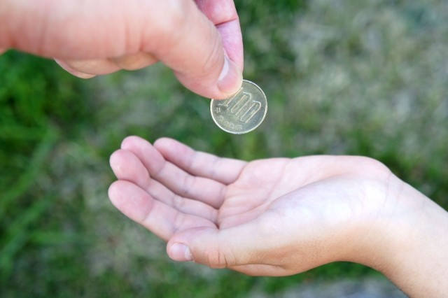 「100円を渡すこと」が正解だという話ではなく、日々してもらうことへの感謝を忘れないように伝えたい※画像はイメージです（作者 ののりり /photo-ac.com）
