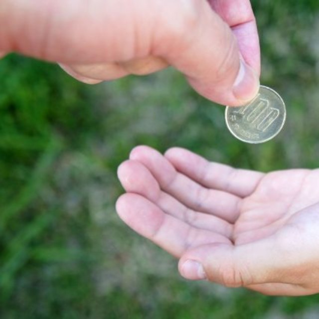 「100円を渡すこと」が正解だという話ではなく、日々してもらうことへの感謝を忘れないように伝えたい※画像はイメージです（作者 ののりり /photo-ac.com）
