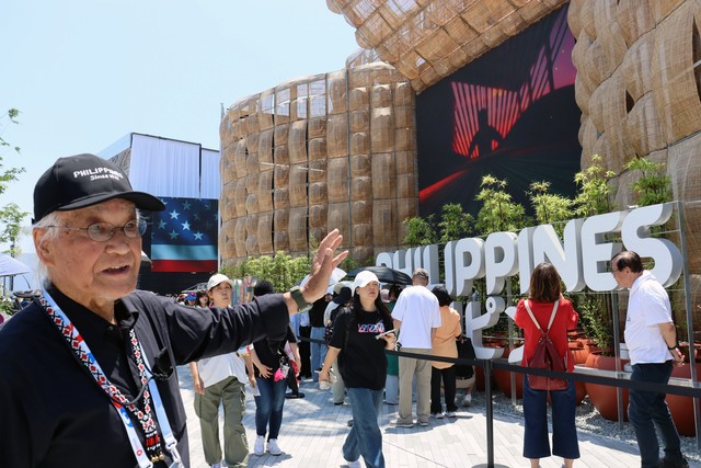 大阪・関西万博のフィリピン館で働く８１歳の原田さん（大阪市）
