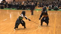 剣道部の選手は竹刀を２本持ち、すねを守る作戦に