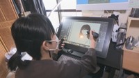 サイトウマドさん執筆の様子　2025年4月取材