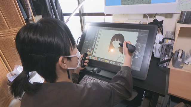 サイトウマドさん執筆の様子　2025年4月取材