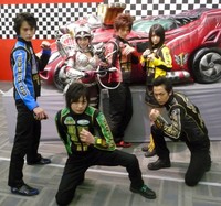 2008年、「炎神戦隊ゴーオンジャー」の制作発表に出席した片岡信和さん（左端）