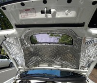 きれいに塗装し直されたボンネット。遮熱材も一新された（京都市左京区）