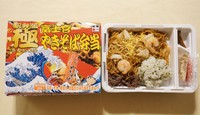 加熱式の「駅弁版　極　富士宮やきそば弁当」。静岡の人気グルメを駅弁にした珍しい一品