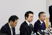 神戸市内で会見する日本維新の会の（左から）東徹衆院議員、岩谷良平幹事長、金子道仁参院議員（兵庫維新の会代表）