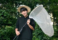 昆虫採集用の網を手にする