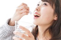 粉薬を飲むのが苦手な大人は意外と多いようです　※画像はイメージです（maroke/stock.adobe.com）