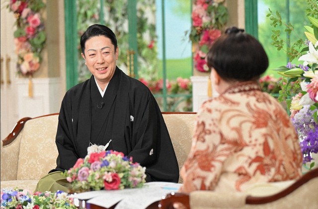 「徹子の部屋」    (右から） 黒柳徹子、尾上菊五郎＝テレビ朝日提供