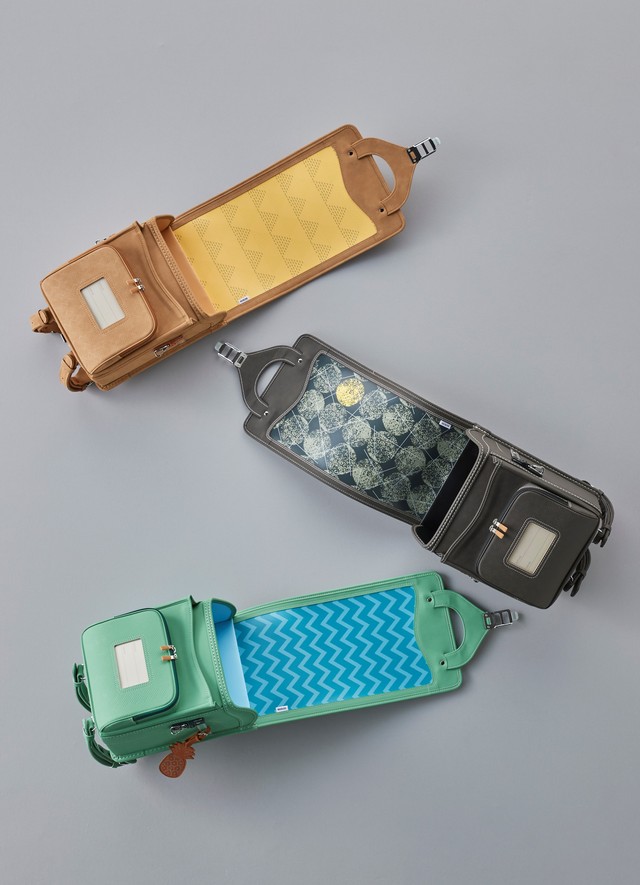 フタの裏側には東南アジアの自然の風景をイメージした柄が