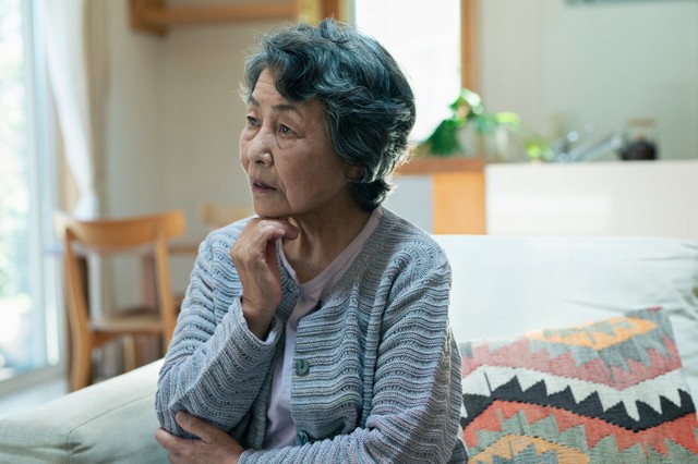 “孤独死”を自分自身のリスクとして意識している人はどのくらいいる？　※画像はイメージです（One/stock.adobe.com）