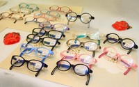 さまざまな色合いの眼鏡が並ぶ店内。まいど子でもカードの利用で3割引きで購入できます。