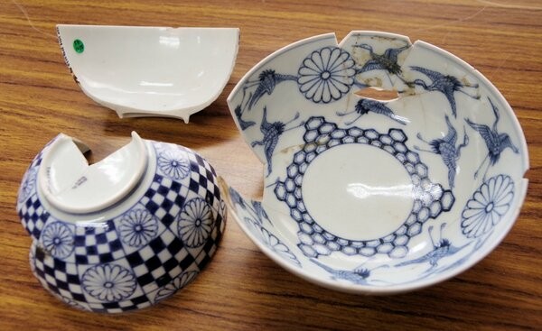 旧二条家邸の発掘調査で出土した菊御紋付染付の碗（京都市上京区・同志社大）