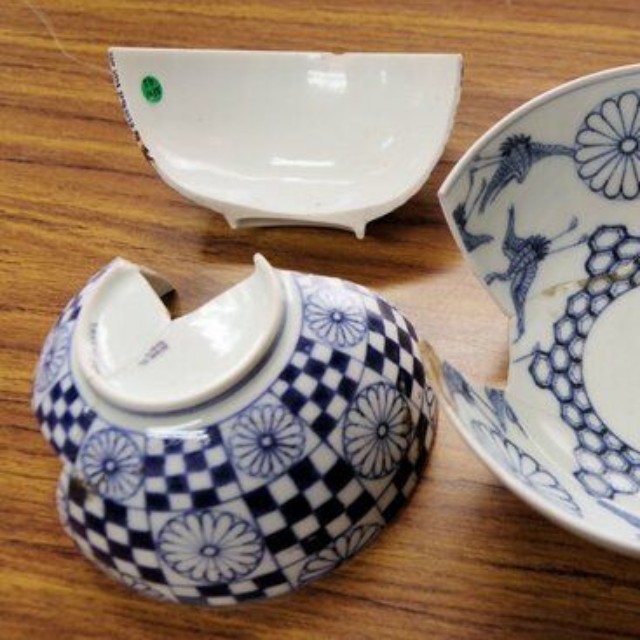 旧二条家邸の発掘調査で出土した菊御紋付染付の碗（京都市上京区・同志社大）