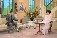 黒柳徹子さん（右）とトークを展開する奥田瑛二さん