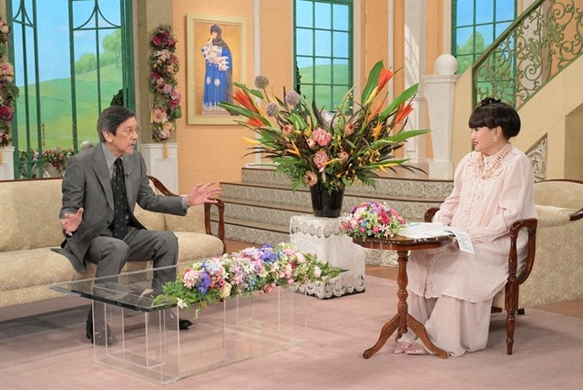 黒柳徹子さん（右）とトークを展開する奥田瑛二さん