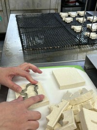 「ニャンニャンいなり」の型抜き作業風景（画像提供：ねこのくら工房さん）