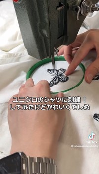 蝶の刺繍を1つ1つ仕上げていきます／Saika Shomaさん（@shomasaikashishu）提供