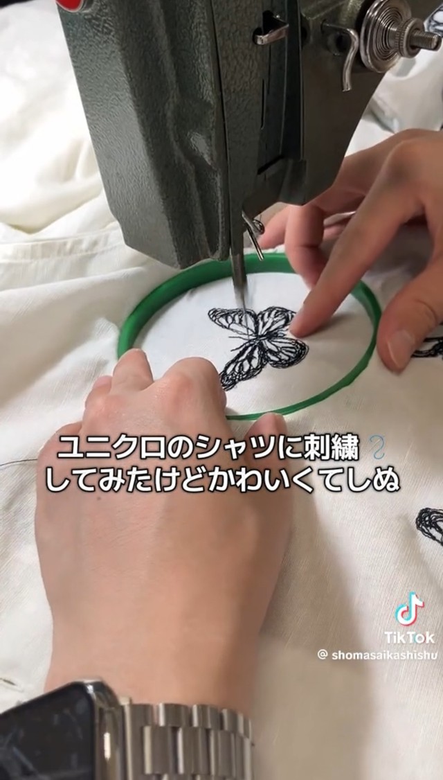 蝶の刺繍を1つ1つ仕上げていきます／Saika Shomaさん（@shomasaikashishu）提供