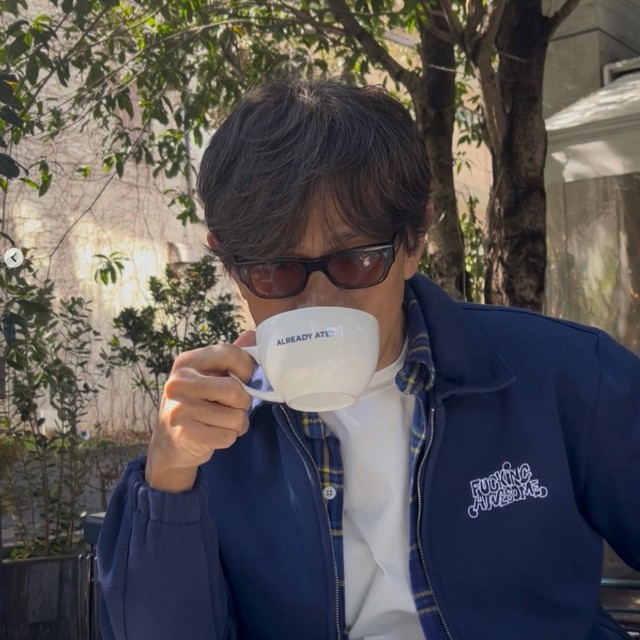 江口洋介さん「今日は撮影が早く終わり、Cafeでrelax」（本人の公式インスタグラムから）