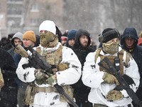 ウクライナの首都キエフであった市民が対象の軍事訓練で、指導にあたった元軍人たち