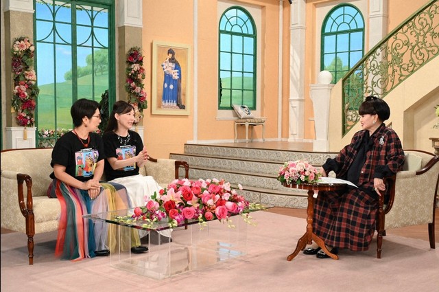 黒柳徹子さん（右）とトークを繰り広げる「クラバタオハラ」のくわばたりえさんと小原正子さん