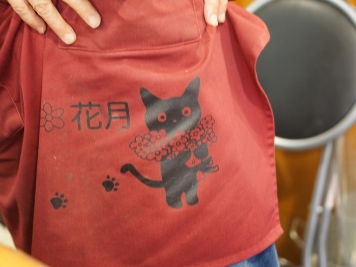エプロンにはジジの姿が！
