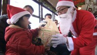 クリスマスを前に路面電車でサンタが子どもたちにプレゼント　岡山市
