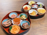 新春。普通のおせちもいいけど、やっぱり欲望おせちだね！（潮井エムコさん提供）