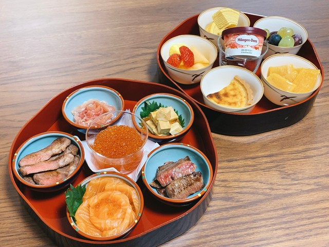 新春。普通のおせちもいいけど、やっぱり欲望おせちだね！（潮井エムコさん提供）