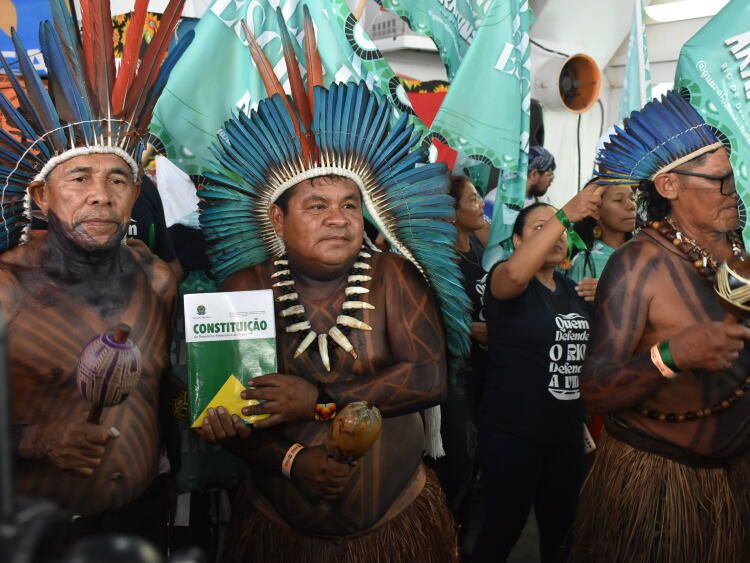 国連気候変動会議（COP30）であったブラジル北部ベレンで行われたボートパレードで、先住民が憲法を掲げて、アマゾンの開発に抗議した