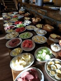 民宿の朝食ひとつとっても食材の豊かさがうかがえる＝荻野恭子さん提供