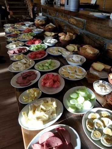 民宿の朝食ひとつとっても食材の豊かさがうかがえる＝荻野恭子さん提供