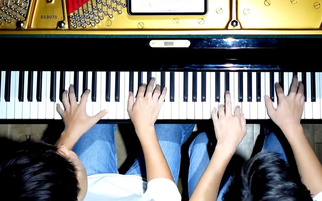 YouTubeでは、多彩な曲を披露。音楽を楽しむ以外に、真上からの指の動き、真横からの表情などを堪能できます（兄―ズYouTubeより）