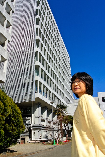 「1秒でも早く臨床分室がある12階に駆け上がり、動物たちの無事を確認したかった」と振り返る末田輝子さん=2021年3月7日