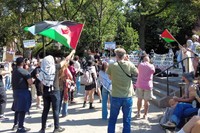 ニューヨーク大の周辺では、プラカードや横断幕を手にした学生らが「大学はジェノサイドへの加担をやめろ」「投資撤退を」と訴えていた=2024年9月、米ニューヨーク市、荒ちひろ撮影