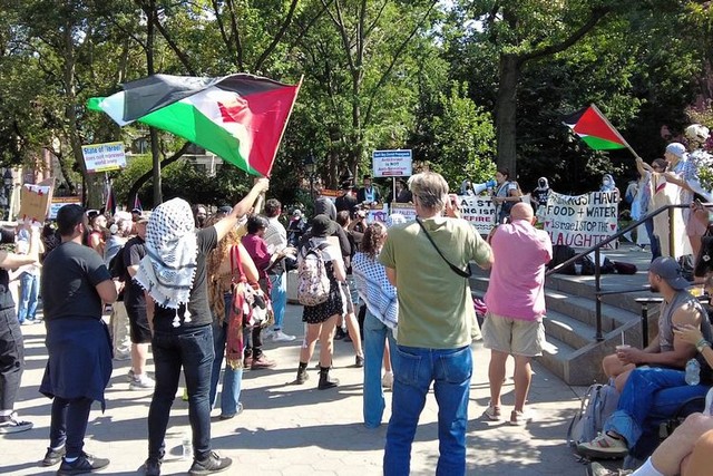 ニューヨーク大の周辺では、プラカードや横断幕を手にした学生らが「大学はジェノサイドへの加担をやめろ」「投資撤退を」と訴えていた=2024年9月、米ニューヨーク市、荒ちひろ撮影