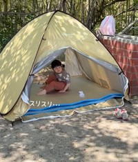 キャンプで自然を感じるいのりちゃん（提供：@inori_2110さん）
